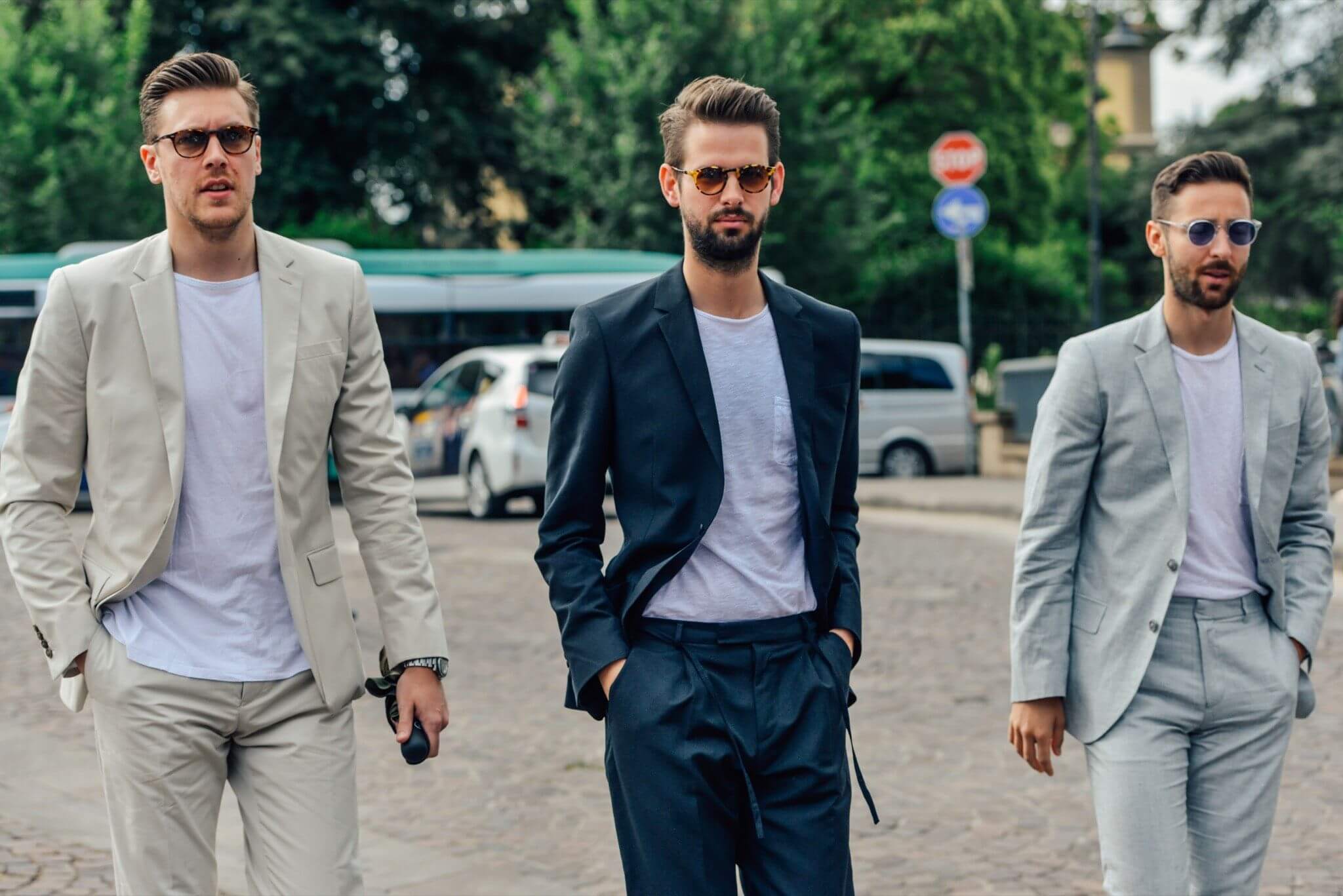 Tiga orang pria berkacamata menggunakan summer suit yang senada dengan celana.
